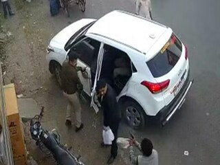 उमेश पाल शूटऑउट के आरोप गुलाम के घर पर बुलडोजर चला है. 