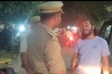 बीच सड़क पर कार खड़ी कर दारू पी रहा था युवक, लगा लंबा जाम, फिर पुलिस से भिड़ा