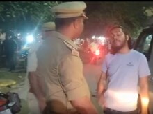 बीच सड़क पर कार खड़ी कर दारू पी रहा था युवक, लगा लंबा जाम, फिर पुलिस से भिड़ा