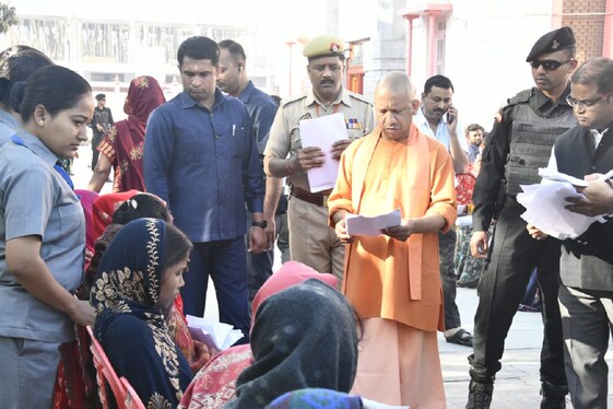 भू माफिया पर एक्शन! ‘घबराइए मत, सख्त कार्रवाई होगी’ जनता दरबार में बोले CM योगी आदित्यानाथ