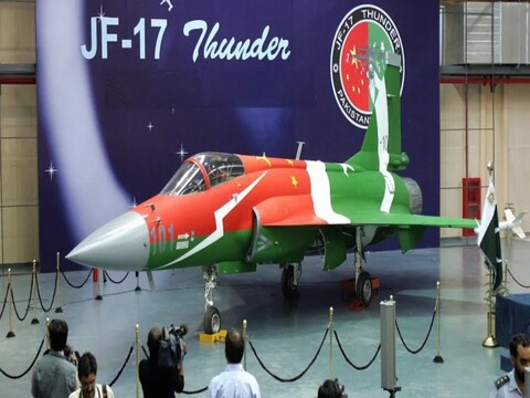 तकनीकी खराबी और एयर फ्रेम में आए क्रैक के चलते सभी 11 JF-17 को हैंगर में खड़ा कर दिया है. (Image: AFP)