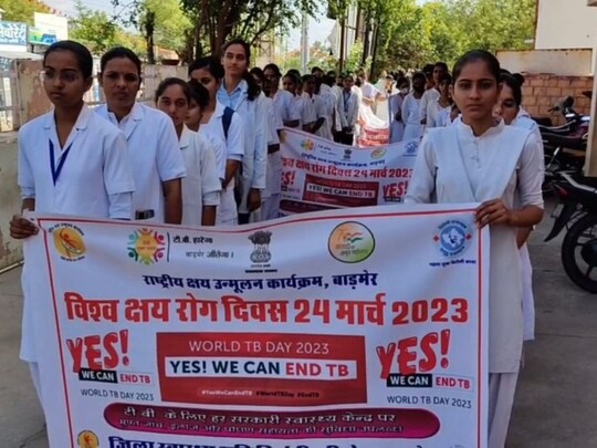 बाड़मेर जिले में टीबी को लेकर लोगों में जागरूकता लाने के उद्देश्य से बाड़मेर स्वास्थ्य विभाग द्वारा आज शहर में रैली निकाली गई. 