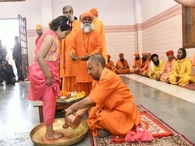 PHOTOS: मातृशक्ति के आगे नतमस्तक योगी! 9 कन्याओं का पूजन कर लिया आशीर्वाद