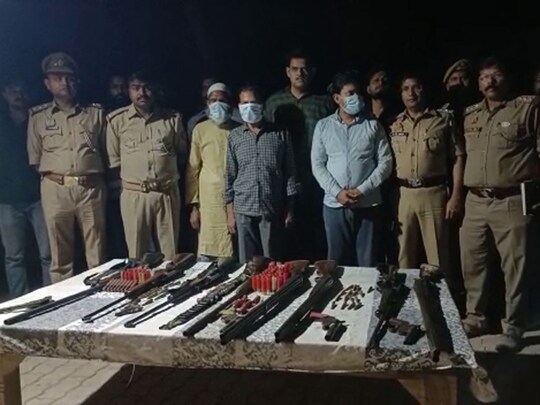Kaushambi News: अतीक अहमद के शार्प शूटर अब्दुल कवि के ससुराल से मिला हथियारों का जखीरा  