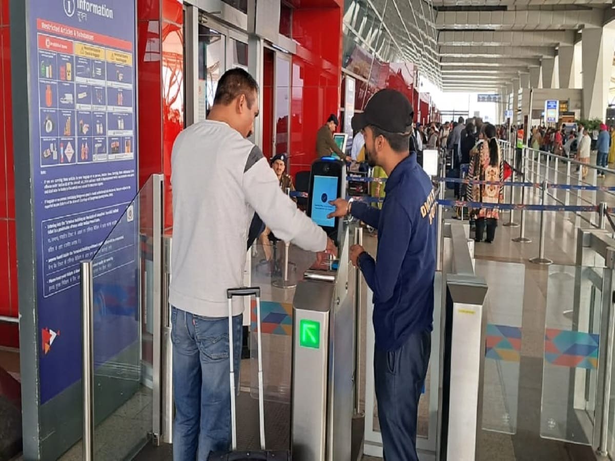 Airport Security,  Airport, Computer tomography technology scanners, computed tomography x ray baggage scanners, airports, IGI airport, patna airport, mumbai airport, delhi airport, ct scan, what is ct scan, कॉम्यूटेड टोमोग्राफी एक्स-रे बैगेज स्कैनर, सीटी सेकैन, क्या होता है कॉम्यूटेड टोमोग्राफी एक्स-रे बैगेज स्कैनर, हवाईअड्डों पर यात्रियों की सुरक्षा जांच, मोबाइल, लैपटॉप, चार्जर, इलेक्ट्रॉनिक सामान, ट्रे में रखने की अब जरूरत नहीं पड़ेगी, 