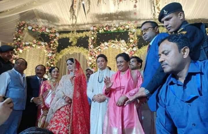 Mayawati, Mayawati nephew Akash Anand married, Dr. Pragya Siddhartha, Ashok Siddhartha, Mayawati's nephew married to whom, who is Mayawati's daughter-in-law Dr. Pragya? Akash Anand Wedding Photo, Noida News, Noida News Today, Gurgaon News, Gurgaon Latest News, UP News, UP News Today, UP Politics, BSP,मायावती के भतीजे आकाश आनंद की शादी, डॉ प्रज्ञा सिद्धार्थ बनी दुल्हन, देखें फोटो,