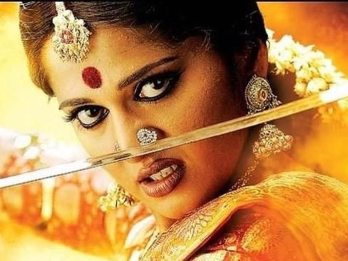 अरुंधति (Arundhati) के बाद अनुष्का शेट्टी को जबरदस्त लोकप्रियता मिली थी. बाद में वे बाहुबली से भी चमकी और आज उन्हें देश व दुनियाभर के लोग जानते हैं. हालांकि, बाद में ममता मोहनदास को राजामौली के साथ Yamadonga में काम करने का मौका मिला. इसी से उन्होंने तेलुगू सिनेमा में एंट्री ली. ये फिल्म भी सुपरहिट गई फिर भी राजामौली ने कहा कि एक्ट्रेस ने अरुंधति न करके गलती की है.