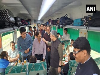  बता दें कि वंदे भारत एक्सप्रेस ट्रेनें लोगों को खूब पसंद आ रही है. अभी यह ट्रेनें देश के कुछ चुनिंदा रूट पर दौड़ रही हैं. भारतीय रेलवे को और गति देने के लिए सरकार वंदे भारत एक्सप्रेस ट्रेनों की संख्या बढ़ाने की दिशा में काम कर रही है. इस क्रम में सेमी-हाई स्पीड ट्रेन के 102 रेक का प्रोडक्शन जारी है.