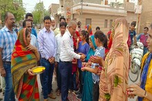 Barmer News: थार महोत्सव में शामिल होंगे कुमार विश्वास, गली-गली पीले चावल बांटकर दिया जा रहा बुलावा