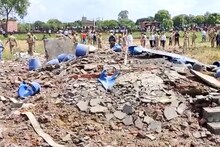 Bulandshahr: खेतों के बीचों-बीच बने मकान में जोरदार धमाका, उड़े परखच्चे, 4 की मौत