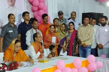 मुख्‍यमंत्री शिवराज सिंह चौहान ने खुद भरा लाडली बहना योजना के लाभार्थी का आवेदन, महिला ने सीएम को बांधा रक्षासूत्र