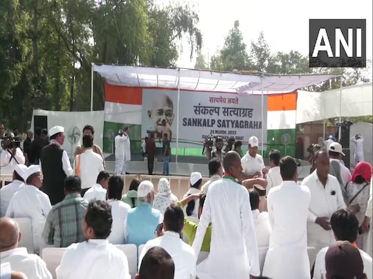 दिल्ली पुलिस ने कांग्रेस पार्टी को राजघाट पर सत्याग्रह कार्यक्रम का आयोजन कराने की अनुमति नहीं दी है.