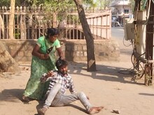 Viral Video: रामनवमी पर शराब पीकर आ गया बेटा, मां ने चप्पल से कर दी धुनाई