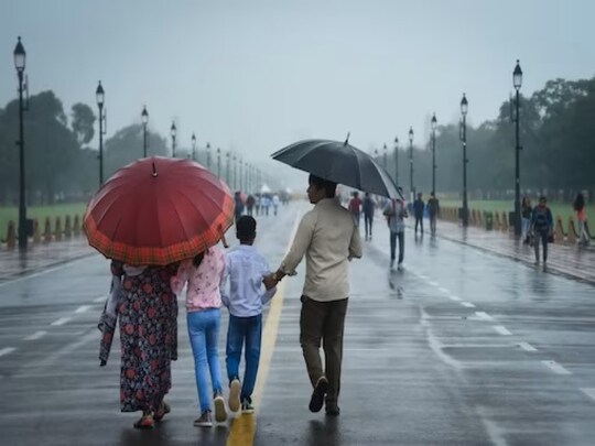 द‍िल्‍ली के कई ह‍िस्‍सों में बूंदाबांदी तो नोएडा और गाज‍ियाबाद में भी हल्‍की बार‍िश हुई है ज‍िसके बाद तापमान में ग‍िरावट दर्ज की गई है. (फाइल फोटो PTI)
