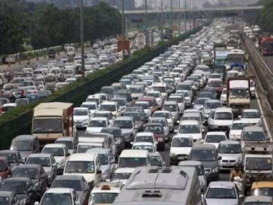 Economic Survey Report 2021-22: आर्थिक सर्वेक्षण रिपोर्ट में राजधानी दिल्ली में अब पंजीकृत वाहनों की संख्या घटकर 79.17 लाख हो गई है. (सांकेतिक तस्वीर)