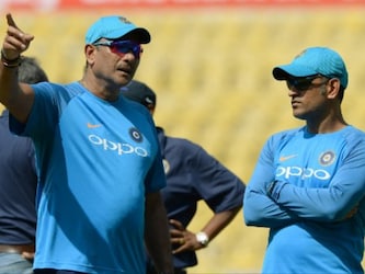  टीम इंडिया के पूर्व कोच रवि शास्त्री (Ravi Shastri) अपनी बात साफ-साफ रखने के लिए जाने जाते हैं. उन्हें मैदान पर लोगों ने कम ही गुस्सा करते हुए देखा होगा. लेकिन एक बार धीमी बल्लेबाजी के कारण वे पूर्व कप्तान एमएस धोनी ने बेहद खफा हो गए थे. (AFP)