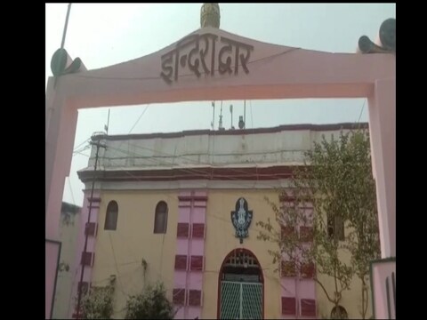 यूपी की नैनी जेल में जिला प्रशासन की टीम ने छापेमारी की है