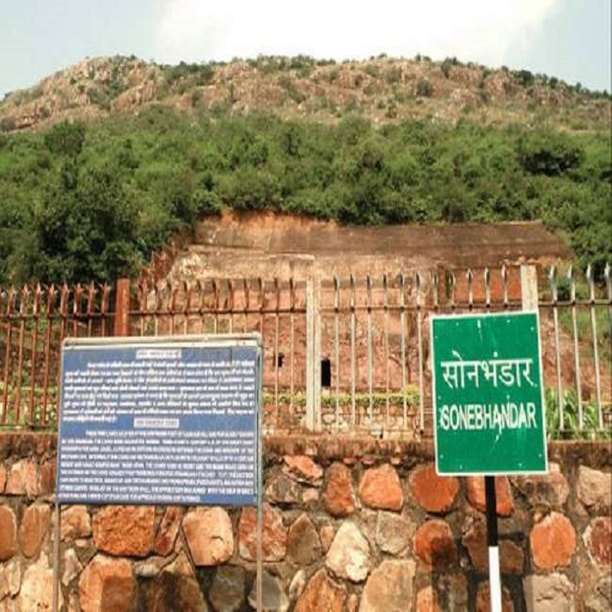  इस गुफा में दो बड़े कमरे एक समान बनाए गए थे. एक गुफा में सैनिक रहते थे जबकि दूसरे कमरे में खजानों को छिपाया गया था. इस कमरे को एक बड़े से चट्टान से ढका गया है, जिसे आज तक कोई खोलने में कामयाब नहीं हो पाया है. यही वजह है कि आज तक यह गुफा विज्ञान और इतिहासकारों के लिए पहेली है.