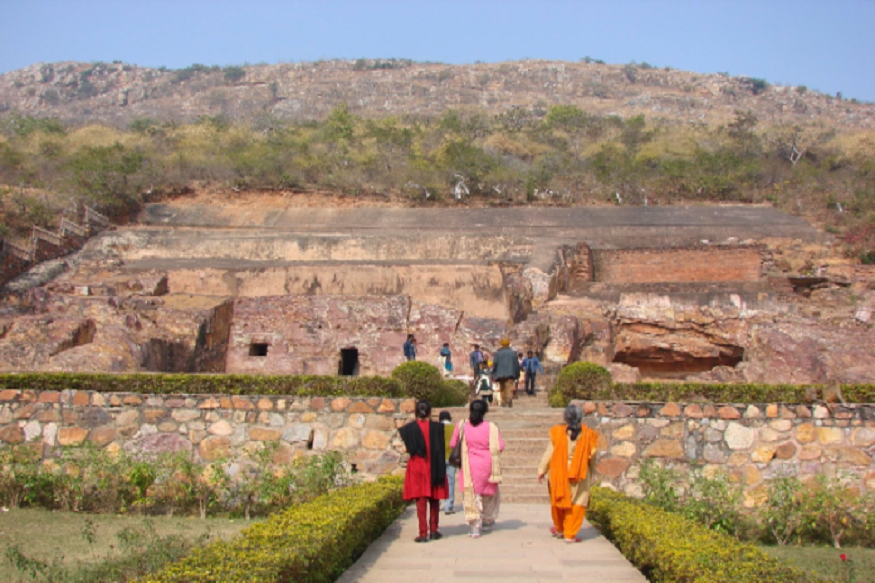 इतिहासकारों के अनुसार, इसका निर्माण हर्यक वंश के संस्थापक बिम्बिसार की पत्नी ने कराया था. इस सोन भंडार को देखने व जानने के लिए आज भी पूरे विश्वभर से पर्यटक आते हैं, लेकिन सभी अनसुलझी रहस्मयी कहानी सुन आश्चर्यचकित हो वापस लौट जाते हैं.