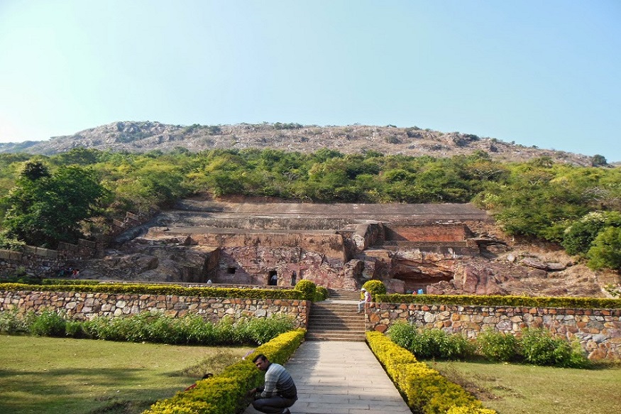 इतिहासकार बताते हैं कि हर्यक वंश के संस्थापक बिम्बिसार को सोने-चांदी से बेहद लगाव था. वह सोना और इस पीली धातु से बने आभूषणों को इकठ्ठा करते रहते थे. उनकी कई रानियां थीं, जिनमें एक रानी बिम्बिसार की पसंद का पूरा ध्यान रखती थीं. कहा जाता है कि जब अजातशत्रु ने अपने पिता को बंदी बना लिया और कारागार में डाल दिया, तब बिम्बिसार की पत्नी ने राजगीर में यह सोन भंडार बनवाया था. इस गुफा में राजा द्वारा इकठ्ठा किए गए सभी खजानों को छिपा दिया गया था.