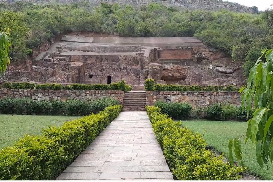  दरअसल, भारत में कई ऐसे रहस्यमय स्थान हैं जो विज्ञान के लिए आज भी पहेली बने हुए हैं. इन पहेलियों में से एक है बिहार के नालंदा का 'सोन भंडार'. राजगीर स्थित इस सोन भंडार के बारे में कहा जाता है कि हर्यक वंश के संस्थापक बिम्बिसार की पत्नी ने इस भंडार में अपना सोना छिपाया था, जो आज भी लोगों की नजरों से ओझल है. आज तक कोई इस खजाने तक नहीं पहुंच पाया है.