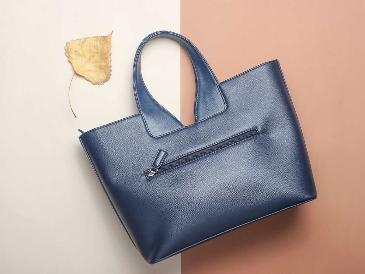 Bag banana sikhne ke 8 easy tarike/tips/zipper handbag/handmade  handbag/lunch bag/shopping bag | Diy shoulder bag, Flower garland diy,  Lunch bag