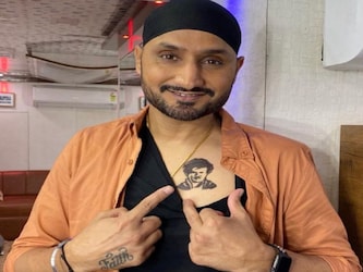  रजनीकांत का टैटू अपनी छाती पर बनवाने वाले क्रिकेटर का नाम हरभजन सिंह हैं. हरभजन क्रिकेट से संन्यास के बाद फिल्मों में भी हाथ आजमा चुके हैं. हरभजन सिंह ने 2021 में तमिल फिल्म फ्रेंडशिप में काम किया था. उसी साल रजनीकांत यानी थलाइवा के 71वें जन्मदिन पर हरभजन ने इस सुपरस्टार के प्रति अपना प्यार जाहिर करने के लिए खास काम किया था. भज्जी ने अपनी छाती पर रजनीकांत के चेहरे का एक टैटू बनवाया था. (Harbhajan singh instagram)