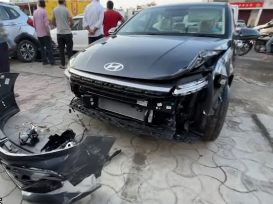 ह्युंडई की हाल ही में लॉन्च हुई वरना का एक्सीडेंट में बुरा हाल हो गया. (फोटो साभार यू ट्यूब)