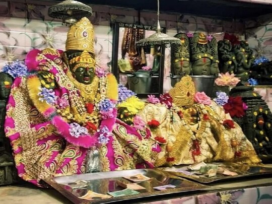 उत्तराखंड के बागेश्वर की कत्यूर घाटी में स्थित कोट भ्रामरी मंदिर को नवरात्रि पर्व के लिए विशेष तौर से सजाया गया है.इस मंदिर की खास बात यह है कि मां शक्ति के इस रूप के दर्शन सीधे तौर पर संभव नहीं हैं. कोट भ्रामरी देवी के मंदिर में मां दुर्गा श्रद्धालुओं की तरफ पीठ करके विराजमान है. दर्पण के माध्यम से ही माता के दर्शन संभव होते है.