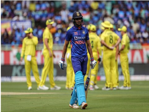IND vs AUS: विशाखापट्टनम वनडे में ऑस्ट्रेलिया ने भारत का बुरा हाल किया. 117 रन पर टीम इंडिया ढेर. (AP)
