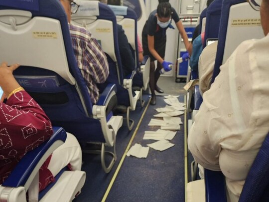 इंडिगो की फ्लाइट के एश्‍ले एरिया में उल्‍टी साफ करती क्रू सदस्‍य. 
