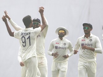  ऑस्ट्रेलिया के खिलाफ वनडे सीरीज के लिए चयनकर्ताओं ने 10 साल के बाद तेज गेंदबाज जयदेव उनादकट को फिर से मौका देने का फैसला लिया. साल 2013 के बाद एक बार फिर से उन्होंने टीम में जगह बनाई है. बांग्लादेश के दौरे पर चुनी गई टेस्ट टीम में 12 साल के बाद वापसी करते हुए जयदेव उनादकट ने प्लेइंग इलेवन में जगह बनाई थी. -AP
