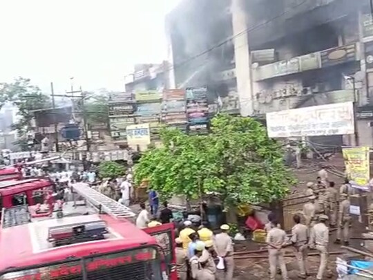 Kanpur Massive Fire: कानपुर के थोक कपड़ा मार्केट में लगी भीषण आग 