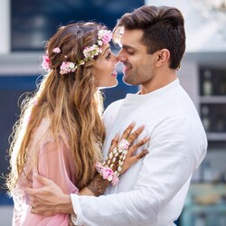 बिपाशा बसु और करण सिंह ग्रोवर की मुलाकात फिल्म ‘अलोन’ के सेट पर हुई थी. इस फिल्म की शूटिंग के दौरान ही इस कपल का प्यार परवान चढ़ा था. बता दें, करण सिंह ग्रोवर बिपाशा बसु से 3 साल छोटे हैं. (फोटो साभार-instagram @bipashabasu)