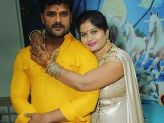 ट्रेंडिंग स्टार के पास सेहरा बांधने तक का पैसा नहीं था. वो कोई काम नहीं करते थे. उनकी शादी भी 11 हजार रुपए में तय हुई थी. फिर चंदा देवी के पिता ने अपनी चार भैंसें बेच दी और इन भैंसों को बेचकर उन्हें जो पैसे मिले उससे सूट खरीदकर खेसारी को शादी में पहनने के लिए दिया.
