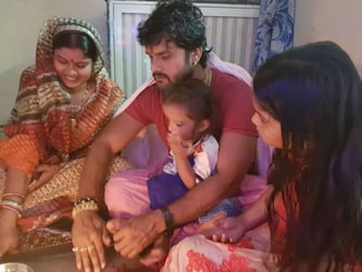 वहीं, शादी के बंधन में बंधने के बाद भी खेसारी की जिंदगी में मुसीबतें कम नहीं हुई थी. चंदा पति के साथ हर मुसीबत में खड़ी रही थीं. वो मुश्किल पड़ाव में उनके साथ खड़ी रहीं. उनके साथ हर मुसीबत का सामना किया. एक वक्त ऐसा आया जब उन्होंने लिट्टी-चोखा बेचकर दिन गुजारे.