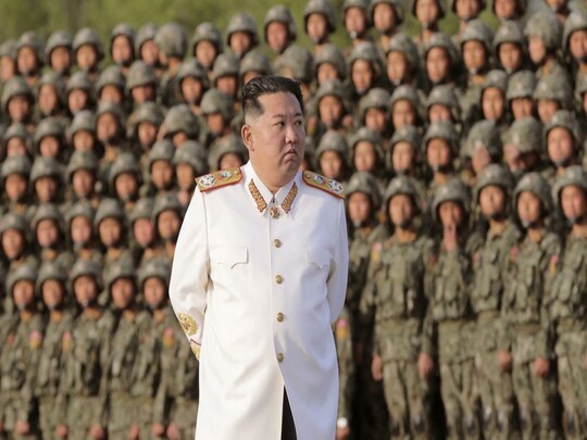 किम जोंग उन ने 2 लाख से अधिक लोगों की आबादी वाले उत्तर कोरियाई शहर हेसन में लॉकडाउन लगा दिया है. (फोटो Reuters)