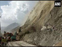जम्मू श्रीनगर नेशनल हाईवे पर भूस्खलन से 1 की मौत, 7 घायलों काे बचाया गया
