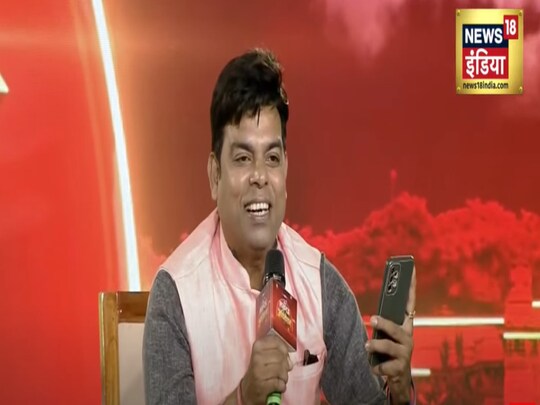 न्यूज18 इंडिया के लखनऊ अधिवेशन में कवि गौरव चौहान ने हुंकार भरते हुए कविता सुनाई 'बाहर के दुश्मन मोदी ने रोक दिए, अंदर के दुश्मन योगी ने ठोक दिए.' (फोटो News18)