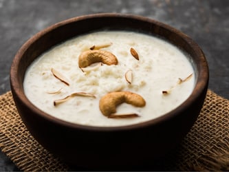  मखाने की खीर: व्रत के समय मीठा खाने की क्रेविंग होने पर आप मखाने की खीर का स्वाद चख सकते हैं. एंटीऑक्सीडेंट से भरपूर मखाना कार्ब्स, कैल्शियम, मैग्नीशियम, आयरन और फॉस्फोरस जैसे पोषक तत्वों से भरपूर होता है. यह बॉडी को एनर्जी देने के साथ ही ब्लड शुगर लेवल और वेट को कंट्रोल करने में मदद करता है. वहीं, लो फैट फूड होने के कारण मखाने की खीर आसानी से पच भी जाती है. साथ ही इसे खाने से वेट गेन होने का भी डर नहीं रहता है. (Image-Canva)