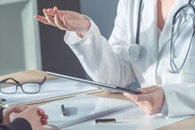 20 साल से MBBS कर रहा है ये शख्स, न खुद हो पाया पास, न अब तक छोड़ी सीट