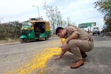 सड़क पर बिखरी बुजुर्ग की दाल, इंस्पेक्टर ने हाथों से समेटकर रखवाई, UP पुलिस के मानवीय चेहरे का VIDEO वायरल