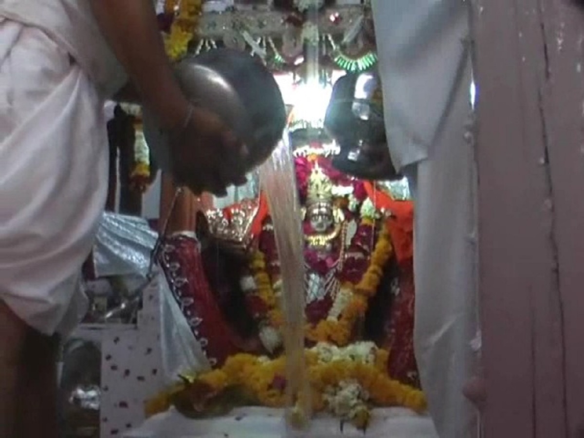 Miracle okhali 1 feet deep 6 inch wide never full with water when panchamrit pour water overflow devine mystery sheetla mata mandir - PHOTOS: चमत्‍कारी है 1 फीट गहरी और 6 इंच