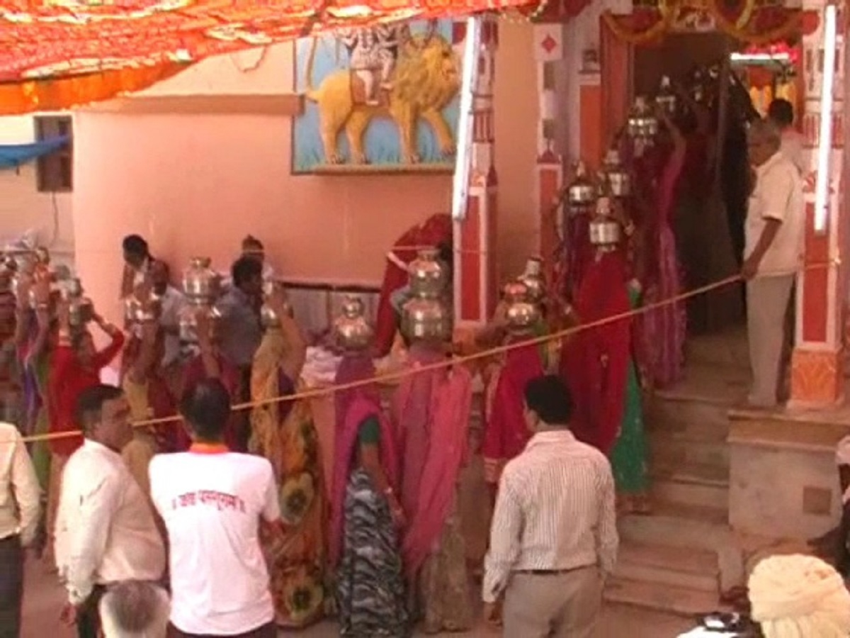 Miracle okhali 1 feet deep 6 inch wide never full with water when panchamrit pour water overflow devine mystery sheetla mata mandir - PHOTOS: चमत्‍कारी है 1 फीट गहरी और 6 इंच