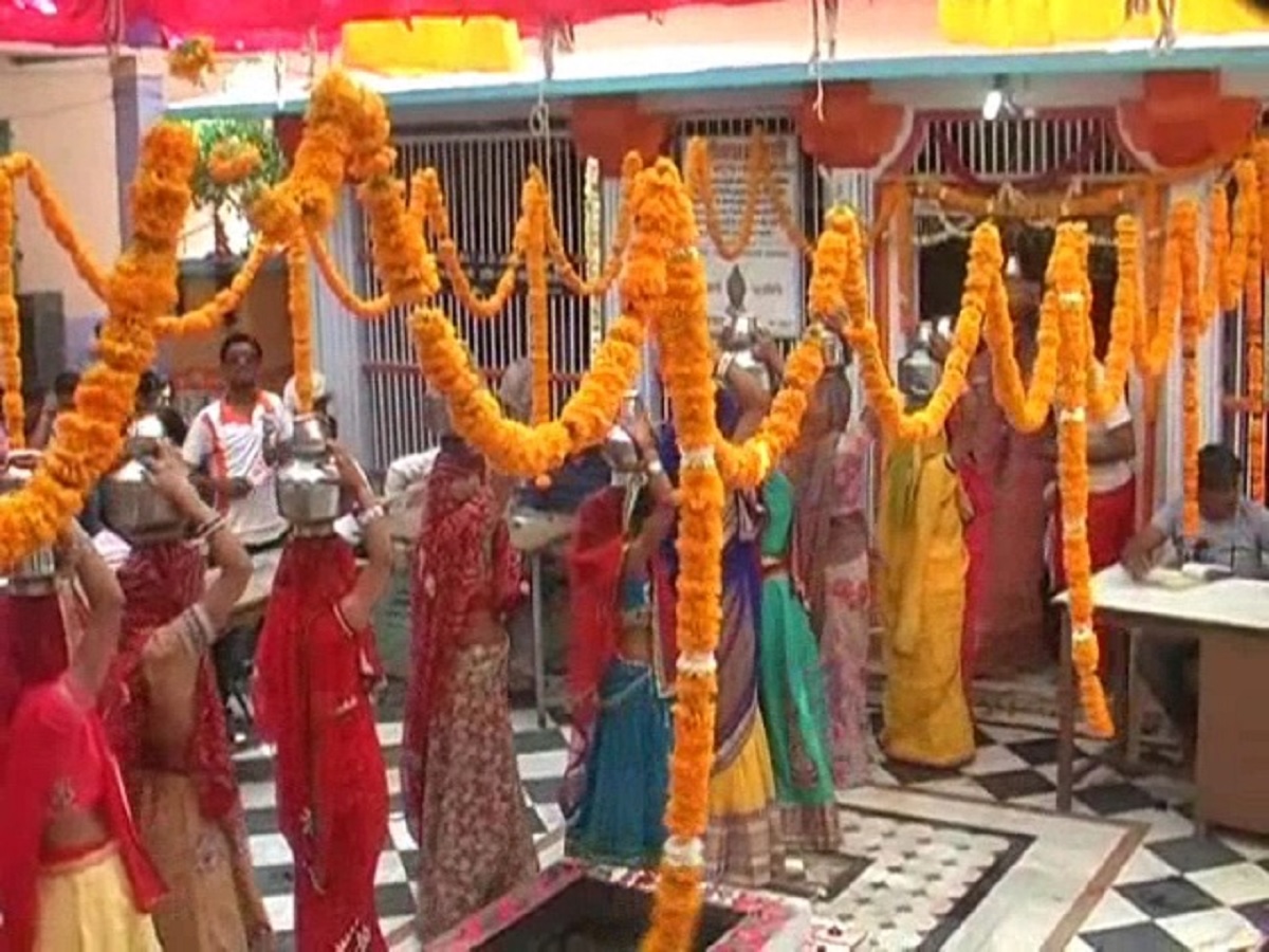 Miracle okhali 1 feet deep 6 inch wide never full with water when panchamrit pour water overflow devine mystery sheetla mata mandir - PHOTOS: चमत्‍कारी है 1 फीट गहरी और 6 इंच