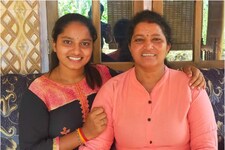 मां को जहरीले सांप ने काटा तो बेटी ने अपने मुंह से खींच दिया जहर और फिर...