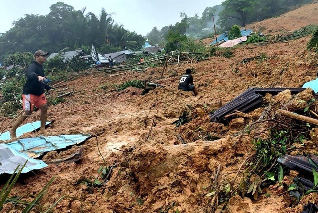 Huge Landslide In Indonesia Total 32 Person Are Dead 22 Still Missing ...