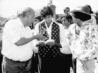 नरेमन ईरानी ने साल 1972 में फिल्म 'जिंदगी जिंदगी' प्रोड्यूस की थी और यह बुरी तरह फ्लॉप हुई थी. इस कारण ईरान बैंकरप्ट हो गए थे. इससे परेशान ईरानी ने अपनी समस्या दोस्त मनोज कुमार को बताई, जो उस समय फिल्म 'रोटी कपड़ा और मकान' बना रहे थे. ईरानी की समस्या को लकर सभी का यह कहना था कि उन्हें एक और फिल्म बनानी चाहिए ताकि उसके सफल होने पर जो रुपये आएं, उससे वे कर्जा चुका सकें. ()