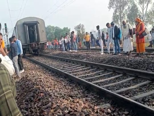 हरियाणा के पानीपत में चलती रेलगाड़ी के च्रेन के डिब्ब खुल गए.