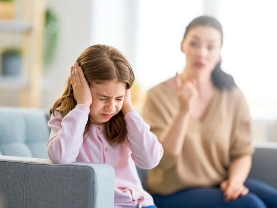 हर वक्‍त उन्‍हें रोक टोक ना करें और उन्‍हें खुद भी निर्णय लेने की आजादी दें. (Image: Canva)